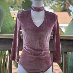 Papaya Women’s Blush/Mauve Velvet Choker V-Neck Long Sleeve Bodysuit-Medium